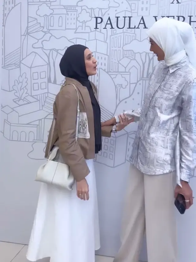 Dhini Aminarti Konsisten Kenakan Kerudung Panjang. [@dhiniaminarti]