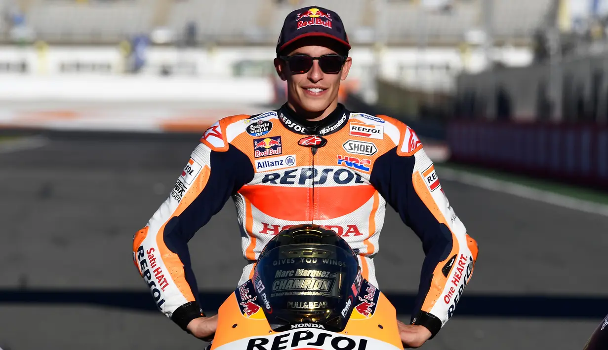 Juara Dunia dari Team Repsol Honda, Marc Marquez berpose setelah memenangkan balapan seri ke 18 MotoGP Grand Prix Valencia di Sirkuit Ricardo Tormo, Valencia (12/11). Marc Marquez finis di urutan ketiga. (AFP PHOTO / Jose Jordan)