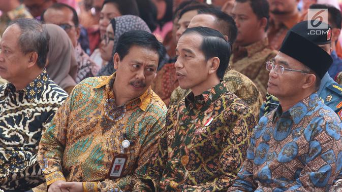 Presiden Jokowi didampingi Mendikbud Muhadjir Effendy menghadiri peresmian gedung fasilitas layanan Perpustakaan Nasional di Jakarta, Kamis (14/9). Gedung dengan 27 lantai ini merupakan gedung perpustakaan tertinggi di dunia. (Liputan6.com/Angga Yuniar)