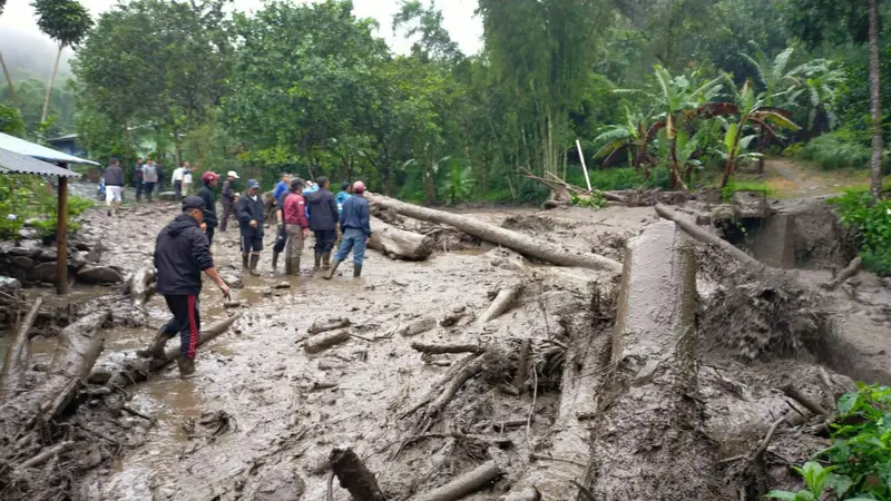 Banjir bandang menerjang kawasan Komplek Gunung Mas, Desa Tugu Selatan, Kecamatan Cisarua, Kabupaten Bogor, Selasa (19/1/2021) pagi.