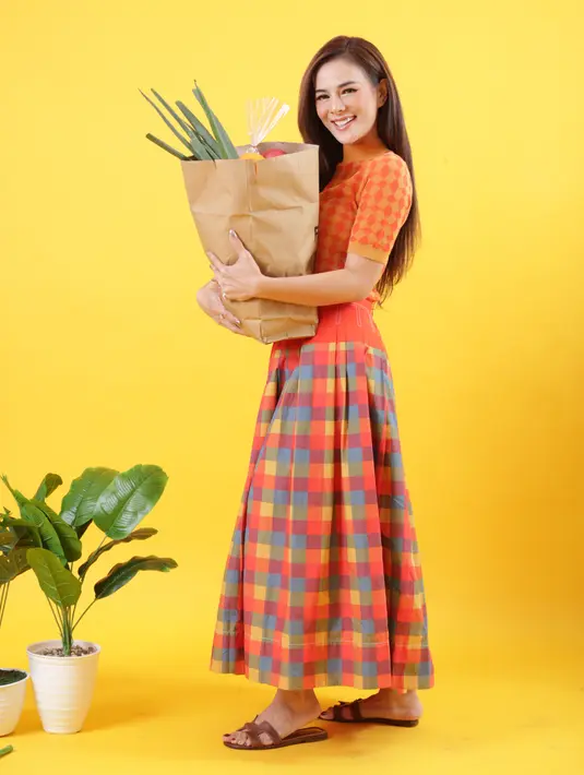 Seperti saat pemotretan bersama Fimela.com, Astrid Tiar terlihat segar dan stylish dengan outfit bernuansa warna oranye yang cerah. (Foto: Fimela.com/Bambang E.Ros)