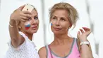 Dua fans Russian  berfoto selfie saat laga grup B Euro 2016 antara Inggris melawan Rusia di Stade Velodrome, Marseille, (11/6/2016). AFP/Valery Hache)
