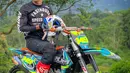 Tak hanya itu saja, pemeran Bayu di sinetron Janji Suci ini juga bergabung dengan salah satu komunitas pecinta motor trail. Bersama kawannya, ia melakukan touring ke beberapa daerah di Indonesia.  (Liputan6.com/IG/@alisyakieb)