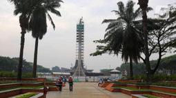 Pekerja menyelesaikan proyek revitalisasi Taman Mini Indonesia Indah (TMII), Jakarta Timur, Selasa (12/7/2022). Progres revitalisasi Taman Mini Indonesia Indah (TMII) secara fisik telah mencapai sekitar 70 hingga 80 persen dan ditargetkan rampung bulan ini. (Liputan6.com/Herman Zakharia)