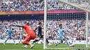 Pemain Manchester City, Ilkay Gundogan, mencetak gol ke gawang Aston Villa. (AFP/Oli Scarff)