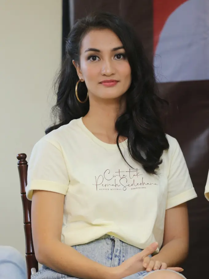 [Fimela] Atiqah Hasiholan