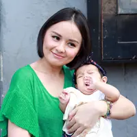 "Kalau malam babynya juga udah pinter. Tidurnya lama, udah 6 jam. Kalau udah boboin jam 9 bangunnya subuh lalu susuin lagi tidur lagi sampai pagi," tandas Joanna Alexandra. (Deki Prayoga/Bintang.com)