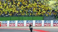 Fans tetap memberikan dukungan meskipun Valentino Rossi dipastikan absen pada balapan MotoGP San Marino di Sirkuit Misano, Minggu (10/9/2017). (Marca)