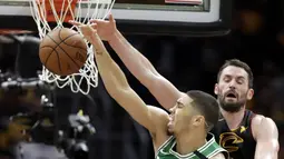 Pemain Cavaliers, Kevin Love (kanan) menghalau tembakan pemain Boston, Jayson Tatum pada laga final Wilayah Timur NBA basketball di Quicken Loans Arena, Clevelan, (19/5/2018). Cavaliers menang 116-86. (AP/Tony Dejak)