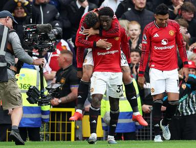 Manchester United berhasil meraih kemenangan penting saat menjamu Liverpool di Stadion Old Trafford, Minggu (3/5/2026) malam WIB. Kejar mengejar gol terjadi, namun gol Kobbie Mainoo memastikan tiga poin krusial buat Setan Merah. (AFP/Darren Staples)