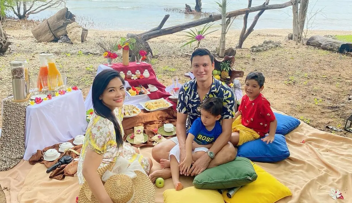 Keluarga Titi Kamal dan Christian Sugiono. (Instagram/titi_kamall)