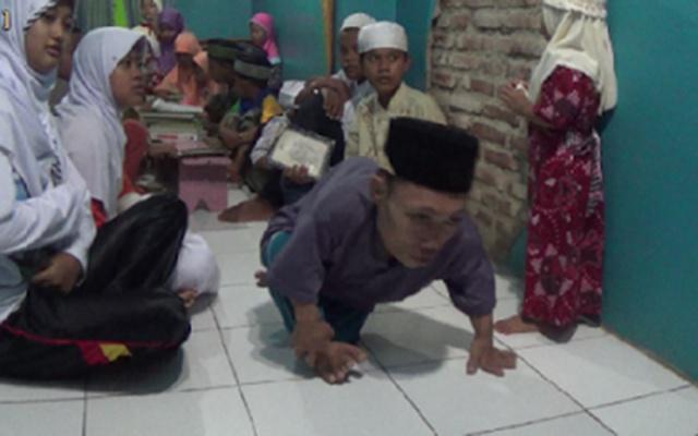 Slamet menjadi guru ngaji di salah satu desa di kabupaten Batang | Photo: Copyright planet.merdeka.com