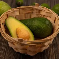 Buah Alpukat (Sumber: freepik.com/stockking)