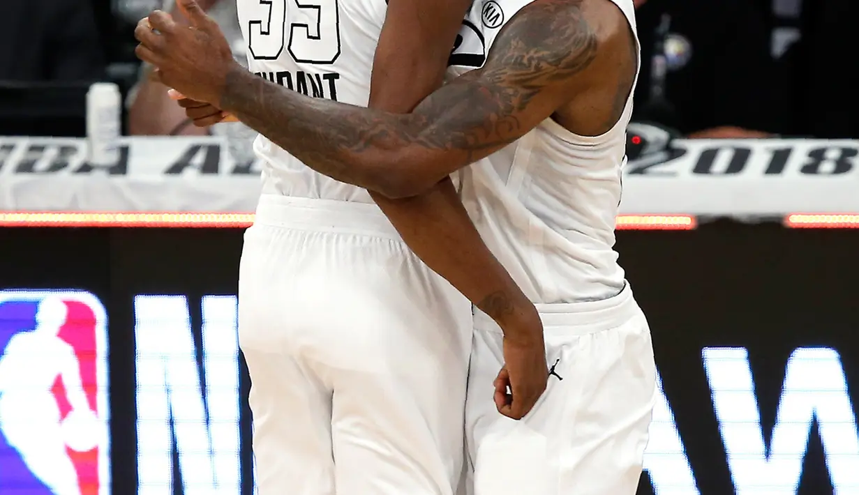 Pemain tim LeBron James, Kevin Durant (kiri) memeluk LeBron James dalam pertandingan NBA All Star di Los Angeles, Amerika Serikat, Minggu (18/2). Sebelumnya, LeBron pernah meraih MVP Alss Star pada 2006 dan 2008. (Foto AP/Alex Gallardo)