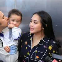 Setelah selesai merayakan ulang tahun bareng, pasangan Nagita Slavina dan Raffi Ahmad melakukan ibadah umrah. Ini kali pertama pasangan ini umrah bareng dengan buah hatinya. (Adrian Putra/Bintang.com)