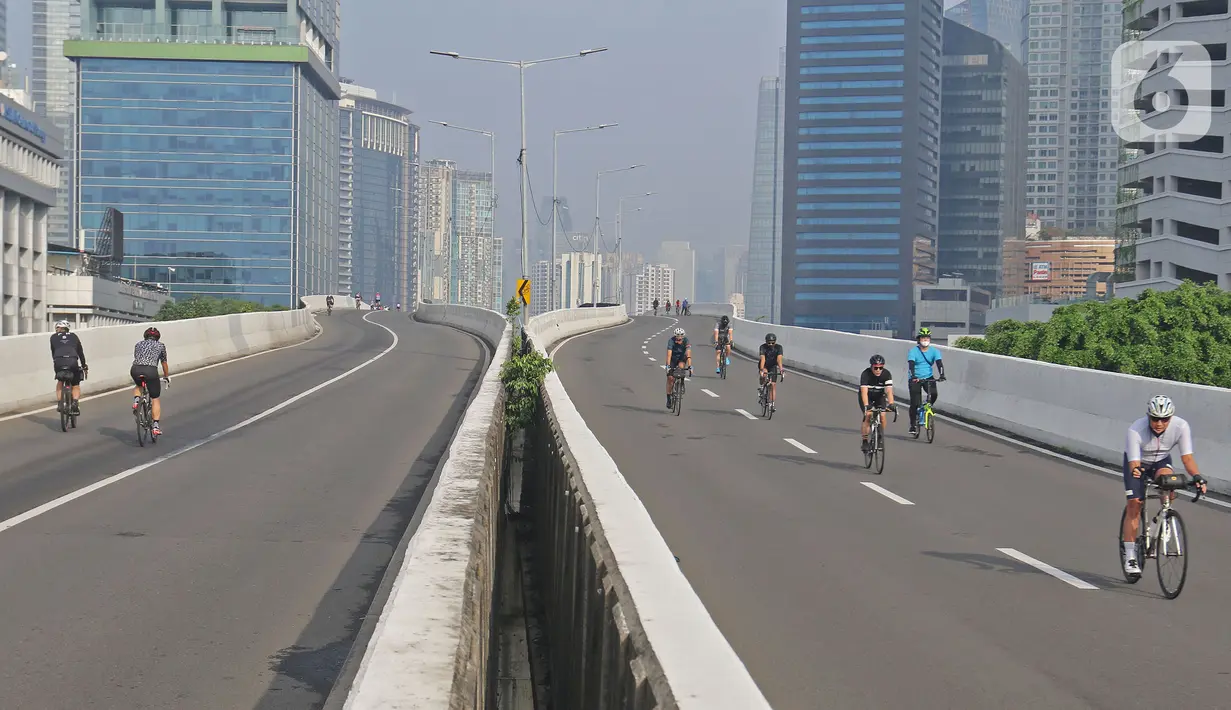 Pengguna sepeda road bike melintas di Jalan Layang Non Tol (JLNT) Kampung Melayu-Tanah Abang, Jakarta, Minggu (30/5/2021). Uji coba kedua ini bertujuan kembali mendapatkan masukan dari penggiat sepeda secara lengkap baik dari sisi operasional maupun teknis kedepannya. (Liputan6.com/Herman Zakharia)