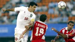 Ali Daei merupakan pemain sepak bola kebanggan warga Iran dan juga Asia. Tidak ada pesepak bola di Asia yang produktifitasnya bisa mengalahkan Ali Daei dalam urusan mencetak gol. (Foto: AFP/Goh Chai Hin)