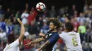 Pemain AS, Jermaine Jones (tengah), berebut bola dengan pemain Kosta Rika, Oscar Duarte, pada laga penyisihan Grup A Copa America Centenario 2016 di Chicago, Illinois, AS, (8/6/2016) WIB. (AFP/Omar Torres)