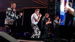 Grup boyband Westlife tampil pada konsernya yang bertajuk “Westlife The Wild Dreams Tour 2023 Jakarta” di Stadion Madya GBK, Jakarta, Sabtu (11/2/2023). Berdasarkan keterangan tertulis pihak PK Entertainment, sekitar lebih dari 25 ribu penonton yang hadir di konser ini. (Liputan6.com/Angga Yuniar)