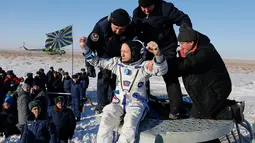 Tim penyelamat antariksa Rusia membantu astronot AS, Randy Bresnik setelah berhasil melakukan pendaratan di Kazakhstan (14/12). Kapsul Soyuz yang membawa ketiga astronot ini mendarat di tengah hembusan angin kencang di Karaganda.(AP/ Dmitri Lovetsky/Pool)