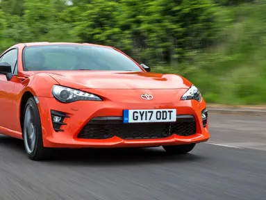 Toyota GT86 dan Subaru BRZ: Kedua mobil ini menggunakan platform dan mesin serupa, mesin berkonfigurasi 4-silinder boxer berkapasitas 2.000cc NA dengan keluaran tenaga sebesar 200 Hp. Desainnya terlihat sporty layaknya sebuah sports car dengan performa mesin buas. Mobil ini memerlukan waktu sekitar delapan detik untuk mencapai 100 km/h dari diam. Nilai jual utama dari mobil ini adalah pengendalian dan performa menikung yang presisi layaknya gokart. (Source: topgear.com)