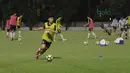 Aksi pemain Korea Selatan U-23 menggiring bola pada sesi latihan malam di Lapangan ABC Senayan, Jakarta (20/6/2018). Indonesia akan melawan Korea pada laga uji coba 23 Juni 2018. (Bola.com/Nick Hanoatubun)