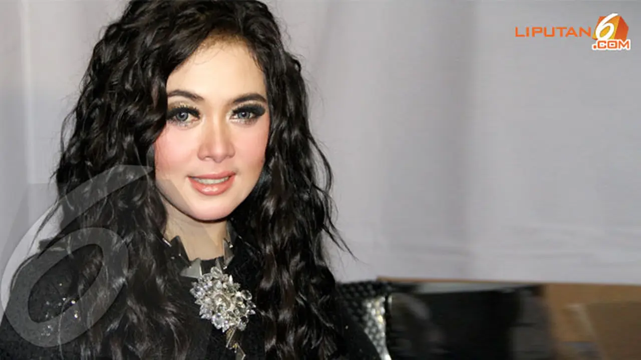 syahrini-130530b.jpg