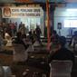 Nampak kerumunan massa masih terjadi di kantor KPUD Tasikmalaya, Jawa Barat untuk melihat hasil perkembangan perhitungan cepat suara tiap calon. (Liputan6.com/Jayadi Supriadin)