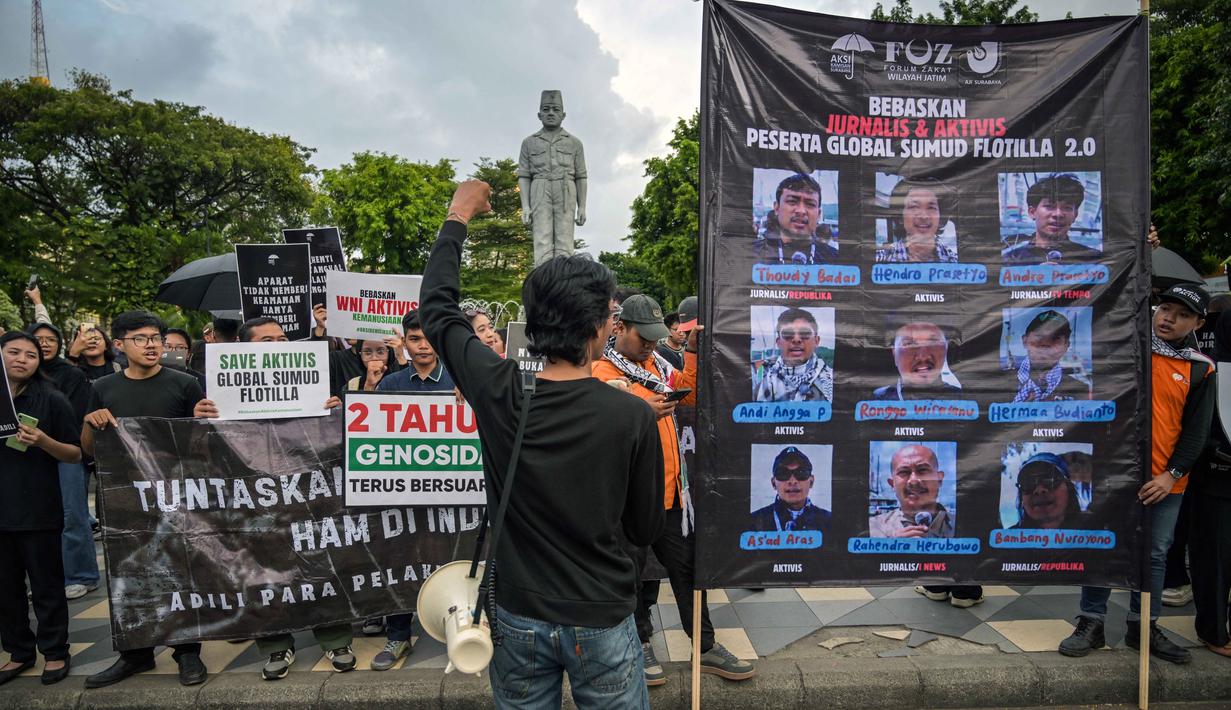 Para aktivis menggelar unjuk rasa menentang pencegatan kapal-kapal yang berpartisipasi dalam armada Global Sumud Flotilla (GSF), sebuah misi bantuan kemanusiaan ke Gaza melalui jalur laut, di Surabaya, Jawa Timur pada Kamis 21 Mei 2026. (JUNI KRISWANTO/AFP)