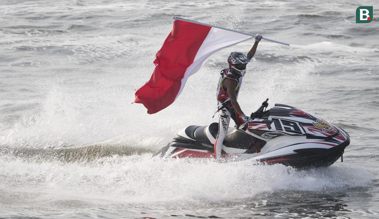 Aqsa Sutan Aswar melakukan selebrasi berhasil menyumbangkan medali emas Asian Games 2018 cabang olahraga Jetski di Pantai Ancol, Jakarta, Minggu (26/8/2018). (Bola.com/Vitalis Yogi Trisna)
