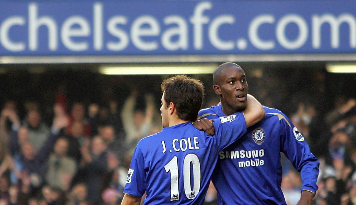 Striker Chelsea, Carlton Cole, merayakan gol yang dicetaknya ke gawamh Huddersfield. Penyerang keturunan Nigeria ini memulai karier sepak bola profesionalnya dengan bergabung bersama The Bues pada tahun 2001. (AFP/ John D McHugh)