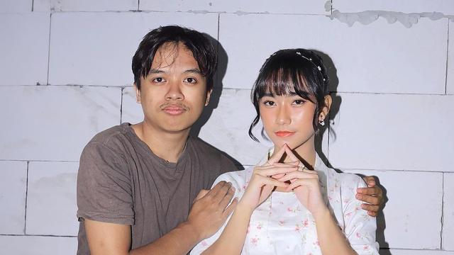 6 Editan Foto Cowok Bareng Zee dan Freya JKT48 Ini Halu Banget, Kocak