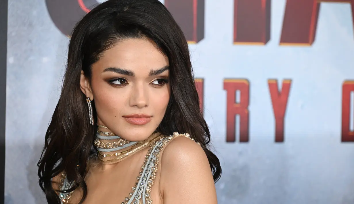 <p>Pemenang Golden Globe mengenakan rambut gagak panjangnya dalam gelombang gerah dan memakai manikur kuning. (ROBYN BECK / AFP)</p>