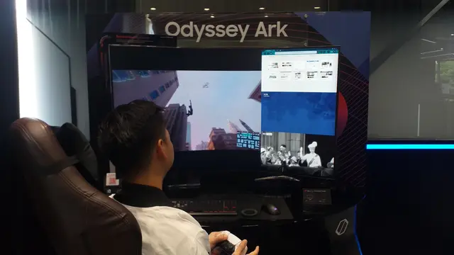 Ivan Adiwibowo, Monitor Product Marketing Manager dari Samung Electronics Indonesia bermain game dengan tampilan Multi View di Odyssey Ark