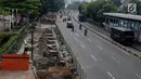 Pekerja mengerjakan proyek revitalisasi trotoar di Jalan Salemba Raya, Jakarta Pusat, Kamis (1/8/2019). Revitalisasi yang menghabiskan anggaran Rp75 milliar dilakukan untuk memberikan kenyamanan pejalan kaki, sekaligus mempercantik wajah Ibukota. (Liputan6.com/Johan Tallo)