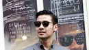 Seperti ketika dijumpai di Filosofi Kopi kawasan Melawai, Kebayoran Baru, Jakarta Selatan pada Senin (1/2/2016), aktor 31 tahun ini tampil keren dengan setelan kemejanya, dan tak lupa kacamata hitam. (Andy Masela/Bintang.com)