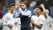 Pelatih Inggris, Gareth Southgate, menyapa suporter usai dikalahkan Kroasia pada laga semifinal Piala Dunia di Stadion Luzhniki, Moskow, Rabu (11/7/2018). Inggris kalah 1-2 dari Kroasia. (AP/Rebecca Blackwell)