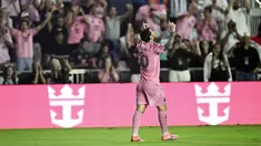Penyerang Inter Miami asal Argentina, Lionel Messi, merayakan golnya dalam pertandingan playoff Major League Soccer (MLS) melawan Nashville SC di Chase Stadium, Fort Lauderdale, Florida, Amerika Serikat, pada 24 Oktober 2025 waktu setempat atau Sabtu (25/10/2025) pagi WIB. (Chandan Khanna/AFP)