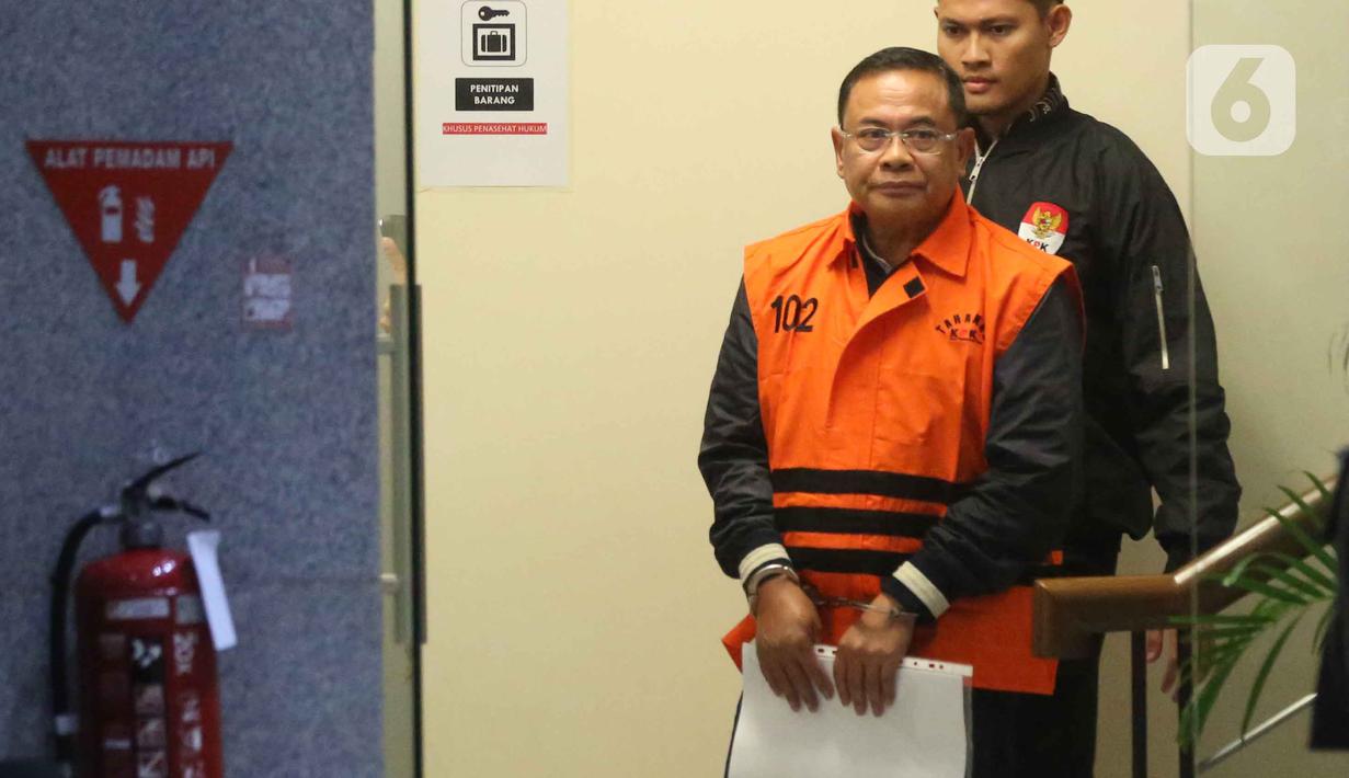 Atas perbuatannya, terhadap para tersangka disangkakan telah melanggar Pasal 12 huruf e UU No 31 tahun 1999 sebagaimana telah diubah dengan UU Nomor 20 Tahun 2001 juncto Pasal 20 huruf c KUHP. Tampak dalam foto, Bupati Pati, Sudewo dikawal petugas usai menjalani pemeriksaan intensif di Gedung Merah Putih Komisi Pemberantasan Korupsi (KPK), Jakarta, Selasa (20/1/2026). (Liputan6.com/Helmi Fithriansyah)