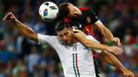 Penyerang Italia, Graziano Pelle (kiri) berebut bola udara dengan bek Belgia, Thomas Vermaelen pada pertandingan grup E Piala Eropa di Stade de Lyon, Prancis, (14/6). Italia menang atas Belgia dengan skor 2-0. (REUTERS/Jason Cairnduff)