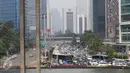 Para buruh yang berunjuk rasa di Jalan Medan Merdeka mulai dari Selatan, Timur, Utara, dan Barat menyebabkan kemacetan dan penutupan jalan, Jakarta, Senin (1/5). (Liputan6.com/Angga Yuniar)