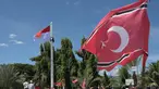 Seorang pria (kiri atas) memanjat tiang bendera saat ia berupaya mengibarkan bendera Gerakan Aceh Merdeka (GAM) bersandingan dengan bendera nasional Indonesia dalam sebuah unjuk rasa di luar Masjid Raya Baiturrahman, Banda Aceh, Provinsi Aceh, Sabtu, 15 September 2026. (AFP/ Reza Saifullah)