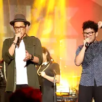 Unjuk kebolehan dua penyanyi solo. Afgan dan Kunto Aji berduet dalam mini konser bertajuk Musik Keren. (Andy Masela/Bintang.com)