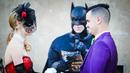 Batman jadi pendeta yang mengesahkan pernikahan kamu seperti menjadi hal yang di luar pikiran pada umumnya. Sang pengantin pria mengenakan jas yang identik dengan musuh Batman, Joker. (distractify.com)