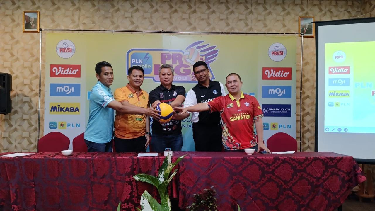 Perwakilan manajemen tim putra usia memberi keterangan kesiapan tim berlaga di Proliga 2025 di GOR Jatidiri, Semarang, Kamis (02/01/25). (Foto: Liputan6.com/ Felek Wahyu)