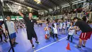 Pelatih memberikan instruksi kepada anak-anak pada program Junior NBA Indonesia di Cilandak, Jakarta, Sabtu (24/3). Kegiatan yang didukung Frisian Flag diharapkan mampu menjangkau lebih dari 12.000 anak-anak. (Liputan6.com/Fery Pradolo)