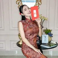 Wika Salim tampil anggun mengenakan slit dress cheongsam warna merah. Cheongsam tersebut memiliki kerah tinggi dan kancing shanghai. Dipadukan heels nude. [@wikasalim]