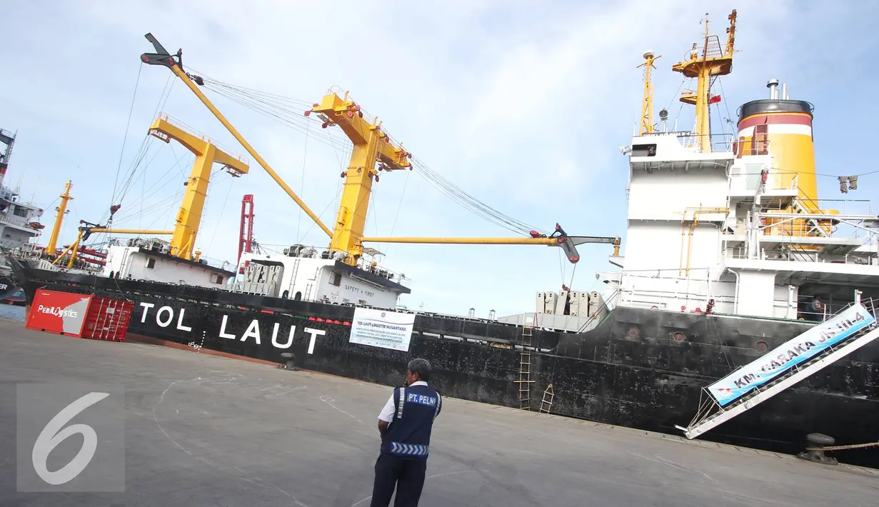 Petugas berjaga didekat KM Caraka Jaya Niaga III-4 yang digunakan sebagai kapal tol laut logistik Natuna di Tanjung Priok, Jakarta Utara, Selasa (25/10). Tol Laut tersebut bertujuan menekan disparitas harga di Natuna. (Liputan6.com/Immanuel Antonius)