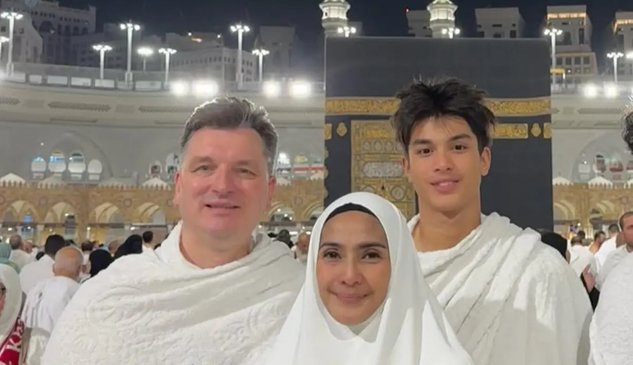 Maudy memilih umrah di penghujung tahun 2024 bersama suami dan putranya. Tampak keluarga ini pun berfoto di depan Ka'bah dengan pakaian serba putih. [@maudykoesnaedi]