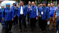Sekjen Hinca Panjaitan (kedua kiri) dan Badan Pemenangan Pemilu Partai Demokrat Ibas Edhie Baskoro Yudhoyono (tengah) berfoto bersama saat mendaftarkan partainya ke Komisi Pemilihan Umum (KPU) Jakarta, Senin (16/10). (Liputan6.com/JohanTallo)